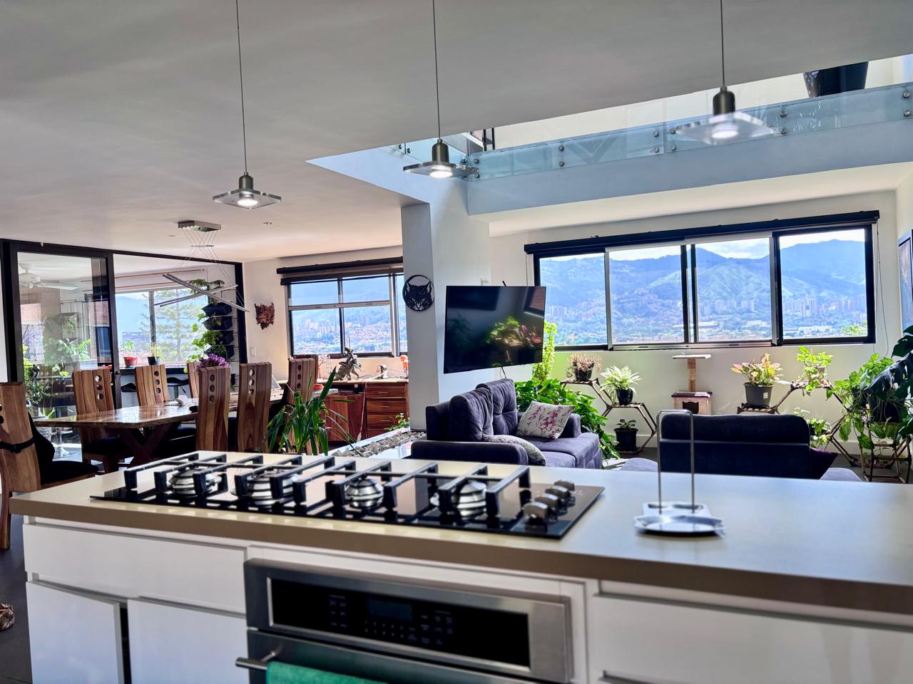 Two-Level El Poblado Penthouse With Stunning Mountain Views – 15 Minute Walk To Provenza Entertainment