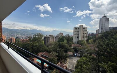 3BR El Poblado Apartment with Incredible Views and Remodel Potential – Steps From San Lucas Plaza