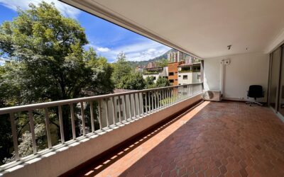 Amplio apartamento de 4 habitaciones en El Poblado con balcón grande, pisos de madera y aire acondicionado, a buen precio y con fácil acceso a pie a Provenza.