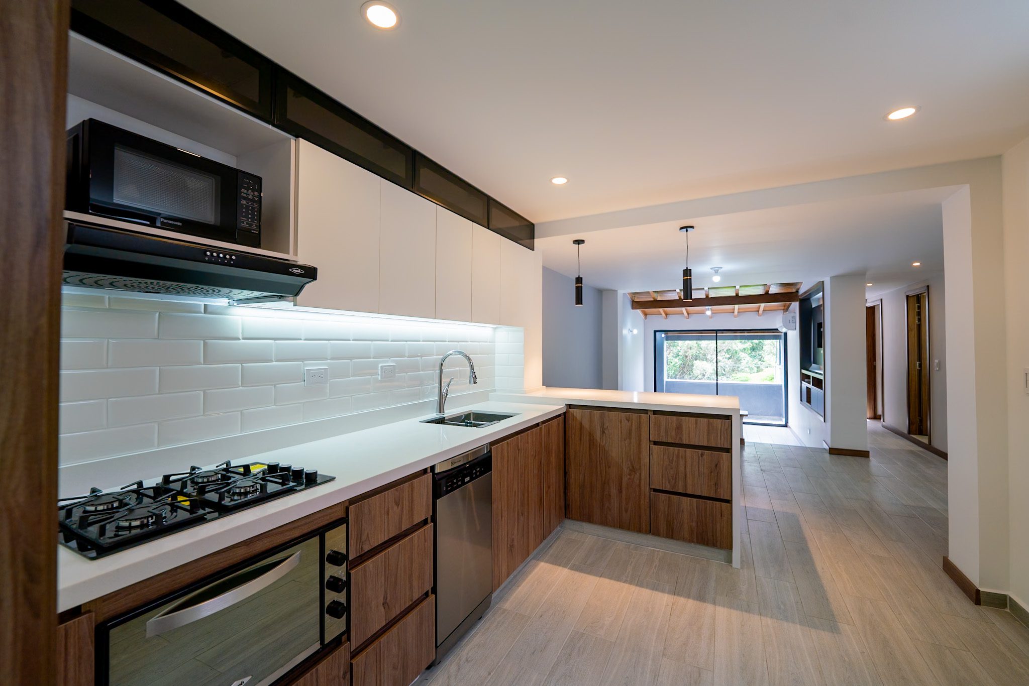 Fresh Paint! Remodeled Luxury Penthouse in Laureles with Two Master Bedrooms and Private Terrace – Steps From Segundo Parque