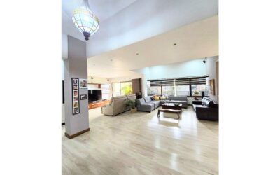 4BR El Poblado Penthouse in Tomatera with Spacious Interiors and Proximity to Provenza