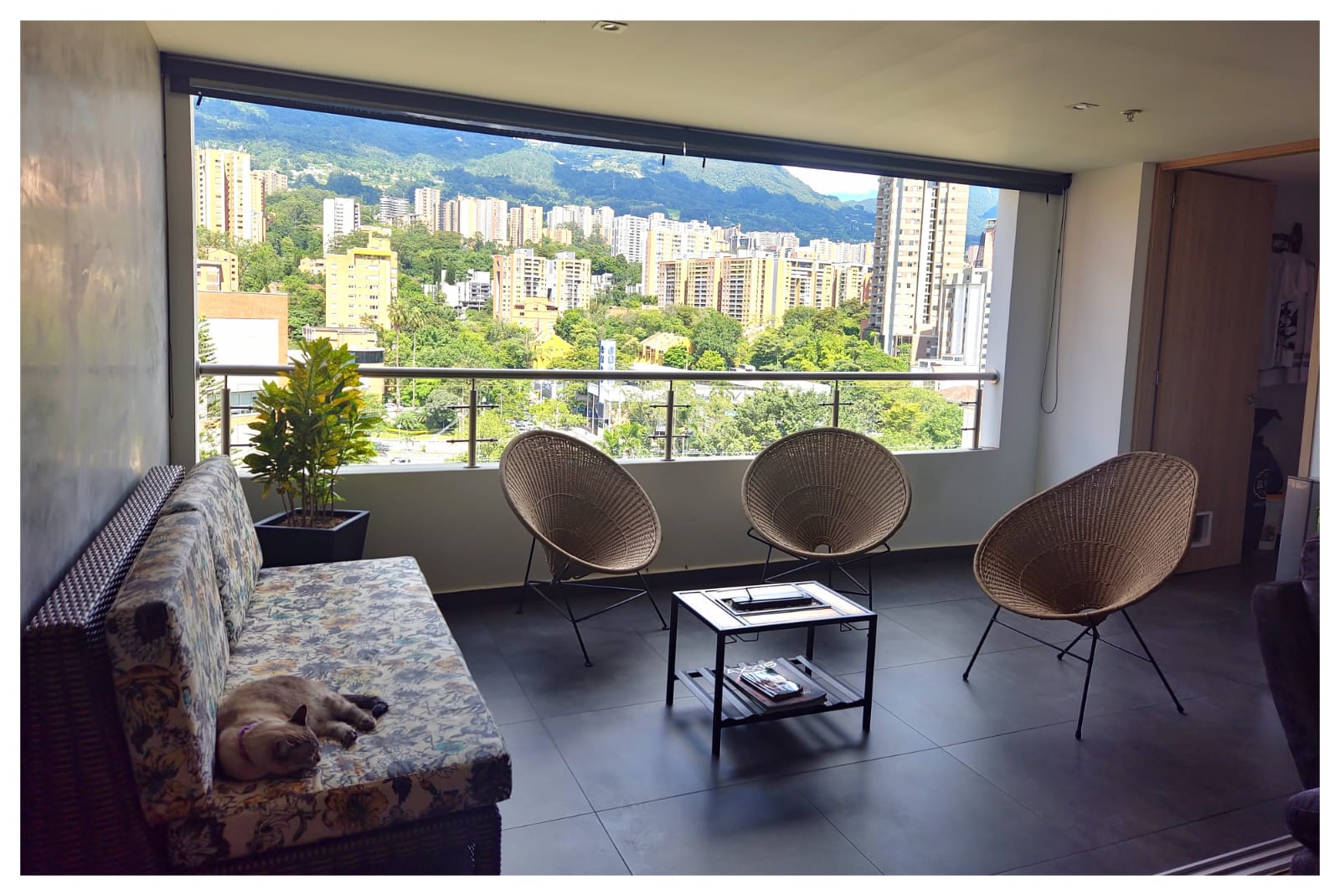 Luxurious 3BR Duplex Penthouse in Zuñiga, La Frontera (Envigado) with City Views and Modern Finishes – Low HOA