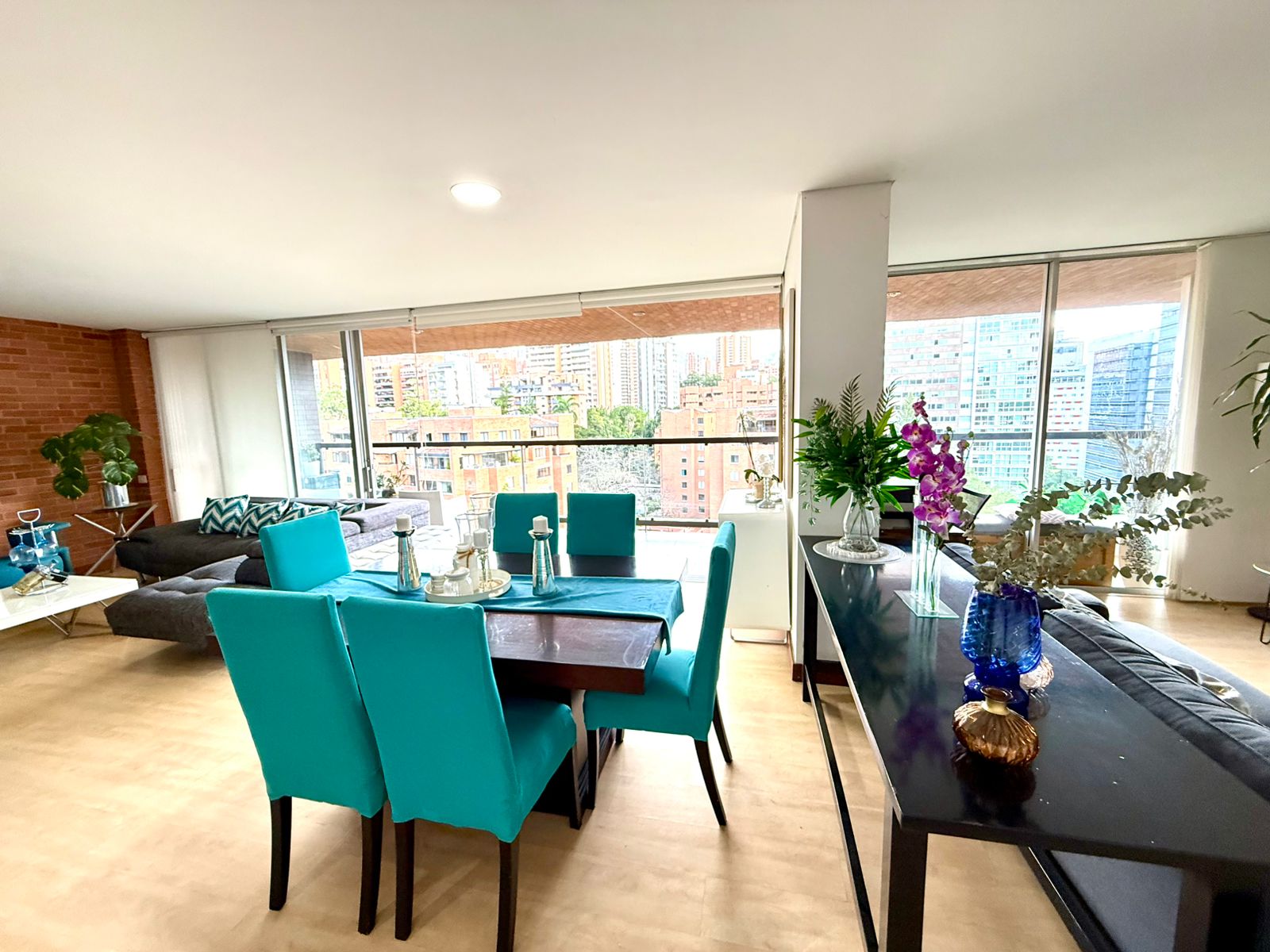 Two-Level, 3BR El Poblado Apartment in the Heart Of the Golden Mile with Spacious Balcony And Complete Amenities
