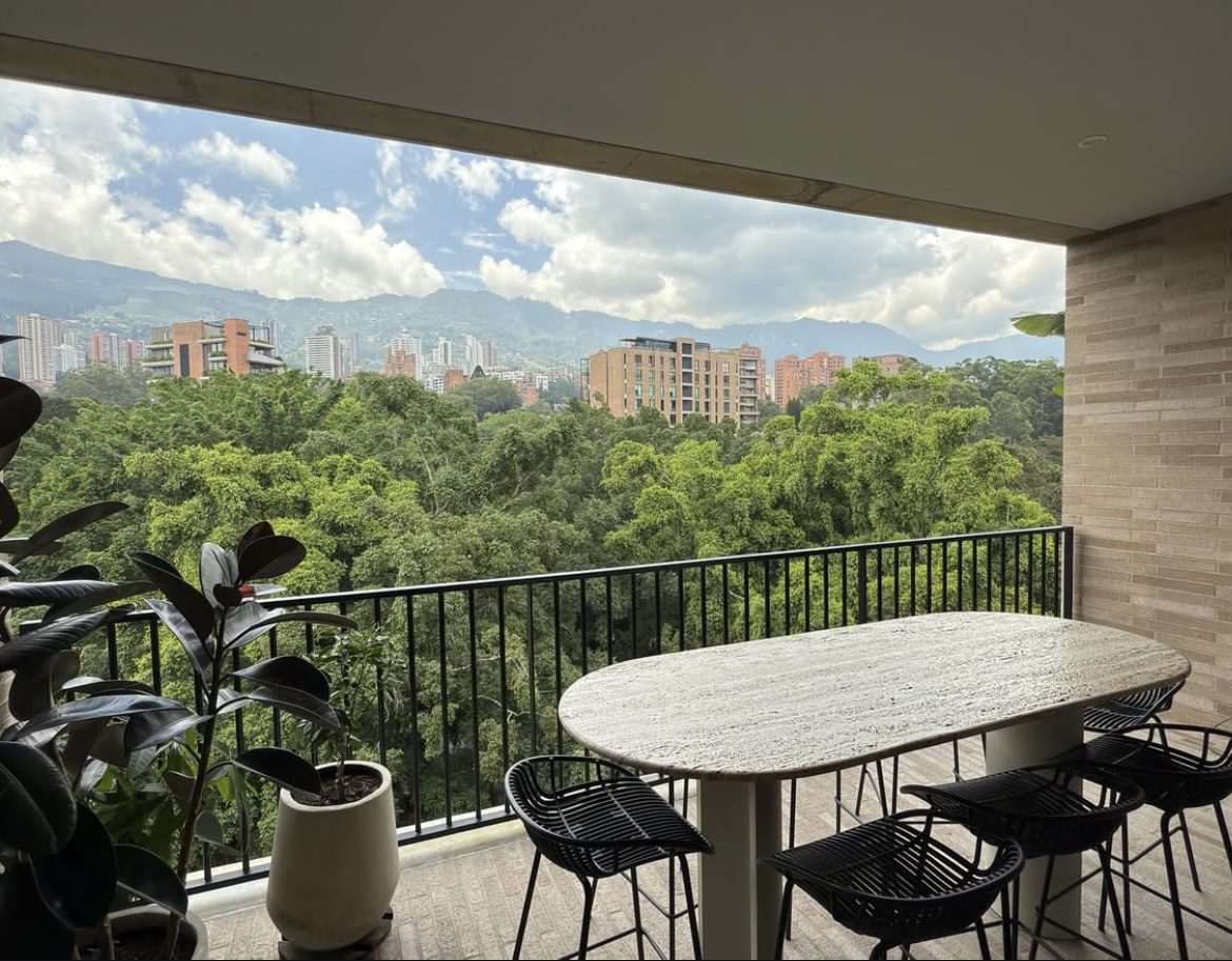 Like-New 2BR Campestre (El Poblado) Penthouse With Modern Finishing’s and Private Terrace