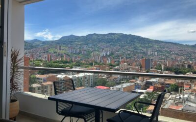 High-Floor 2BR Laureles Apartment – Low Carrying Costs and Walkable To Segundo Parque Entertainment