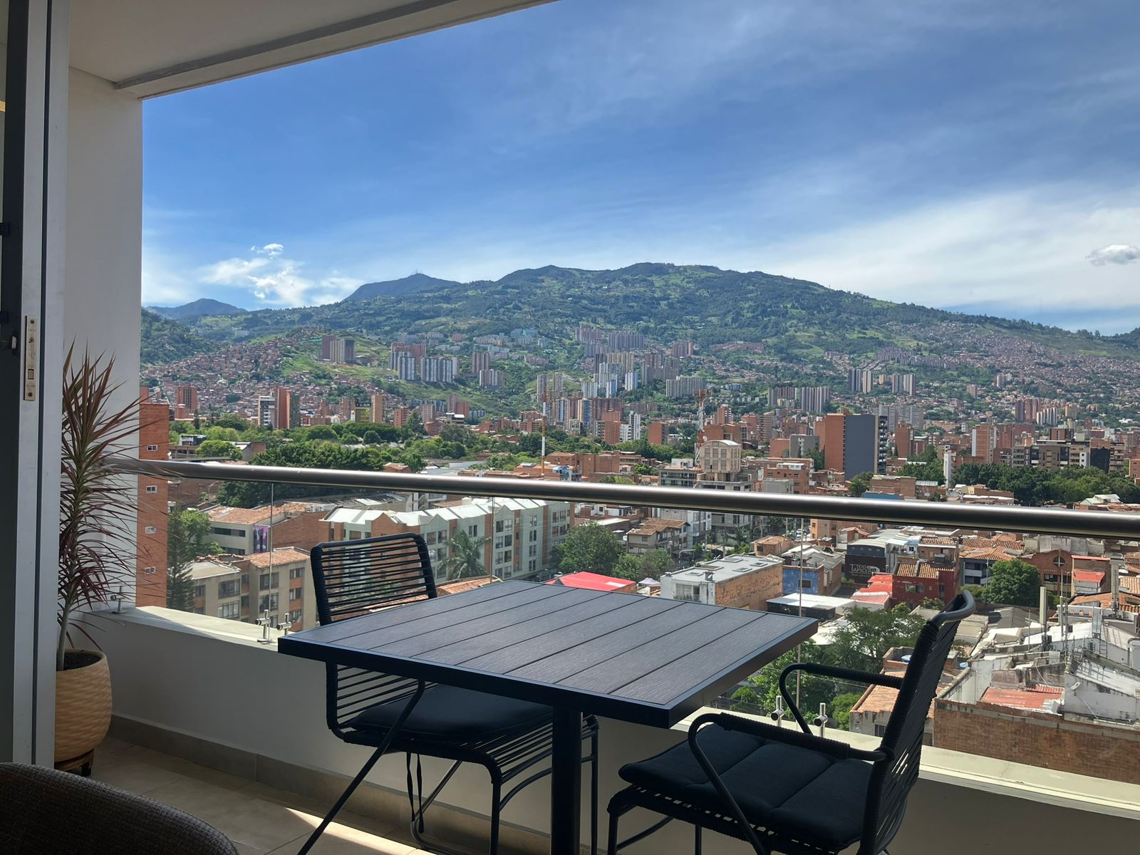 High-Floor 2BR Laureles Apartment – Low Carrying Costs and Walkable To Segundo Parque Entertainment