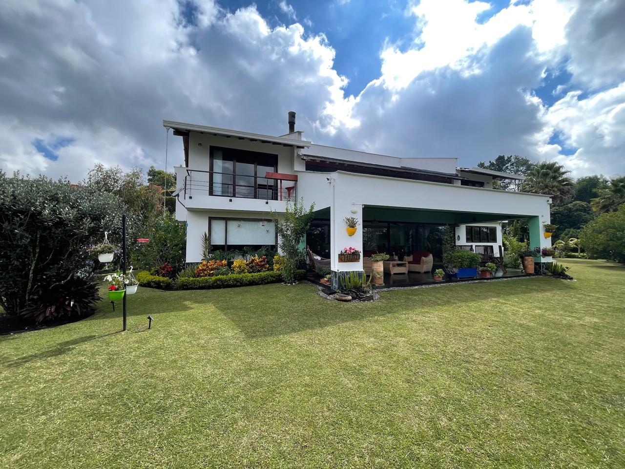 Two-Level Rionegro Home in Quiet Area Of El Tablazo – Fantastic Location For A Traveler – Five Minutes To The International Airport