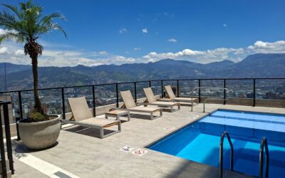 Fairly New, High-Floor 2BR El Poblado Apartment – Walkable To El Tesoro With Rooftop Amenities