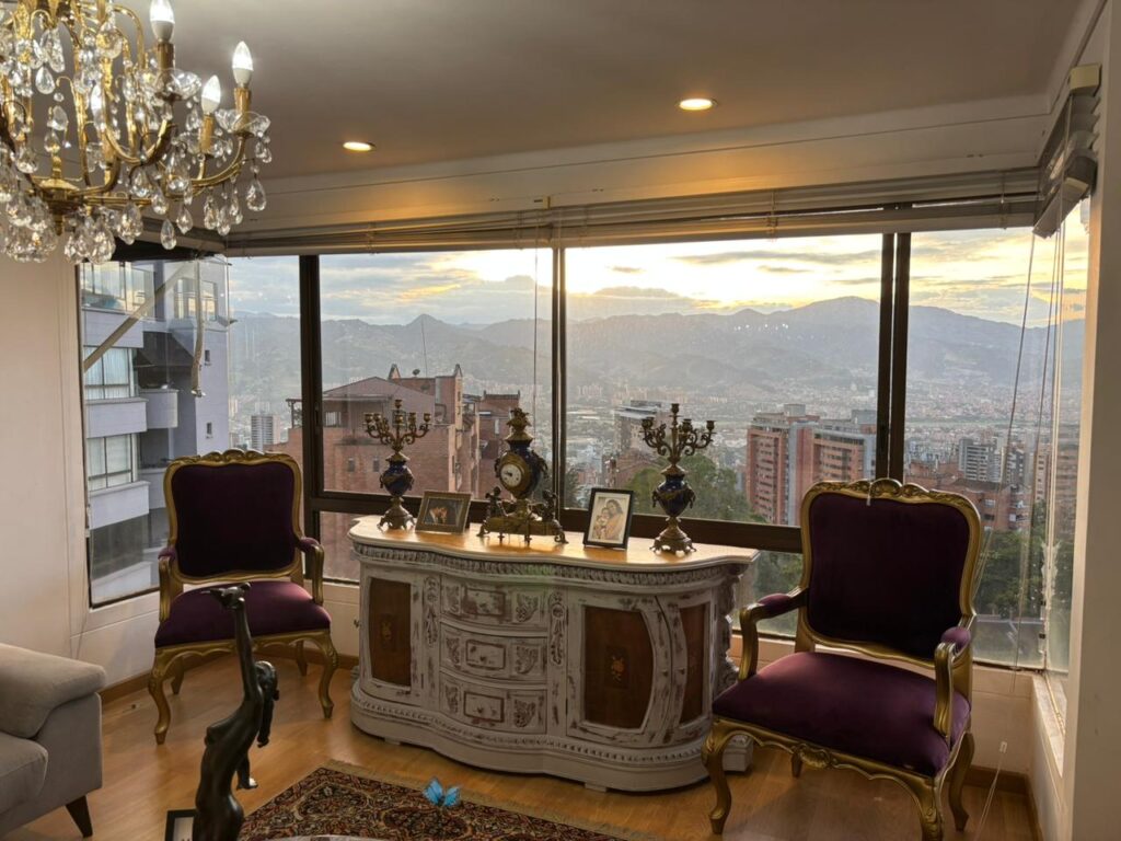 Remodeled 3BR El Poblado Apartment With Sunset Views – Walkable To Amsterdam Plaza and El Tesoro Shopping Center
