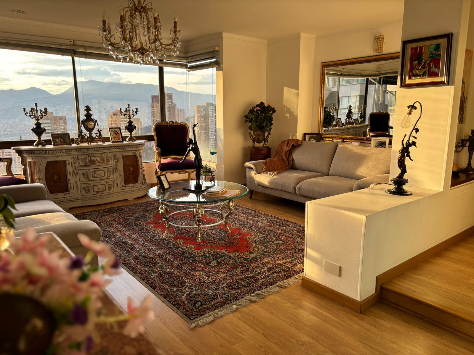 Remodeled 3BR El Poblado Apartment With Sunset Views – Walkable To Amsterdam Plaza and El Tesoro Shopping Center