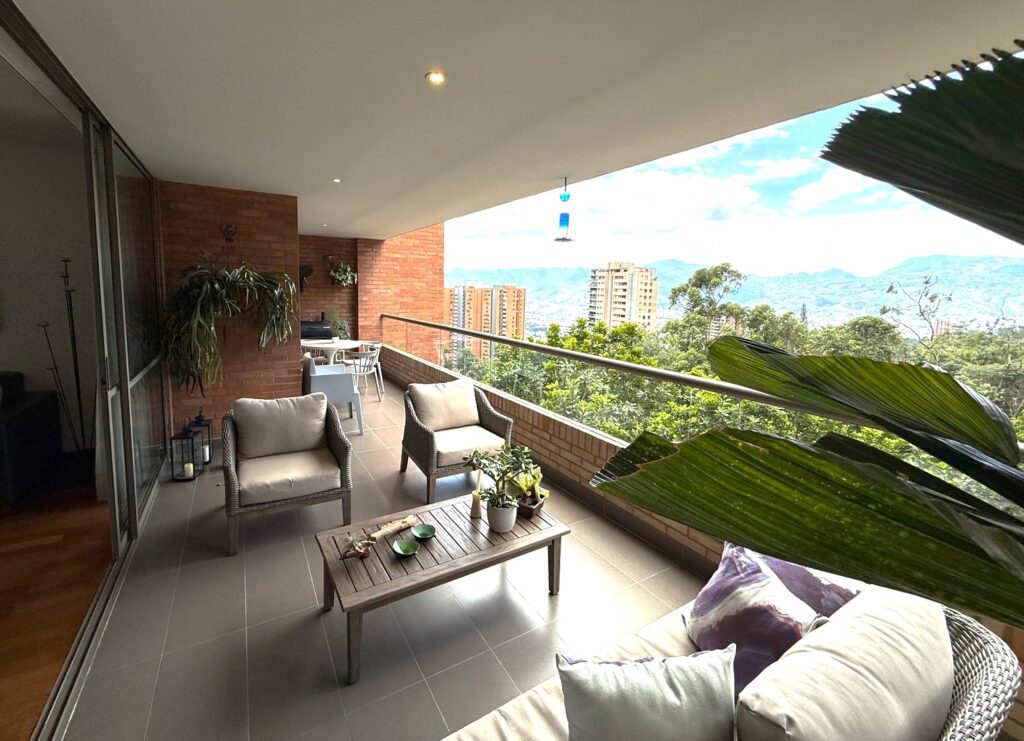 Panoramic Views In El Poblado – Three Bedroom Apartment With Complete Amenities
