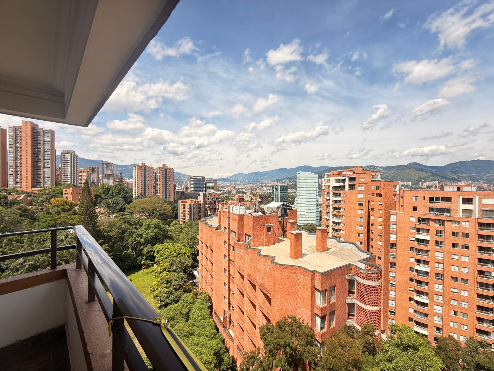 Deal Alert! Low Cost Per M2, High-Floor 3BR El Poblado Apartment Walkable To Avenida El Poblado