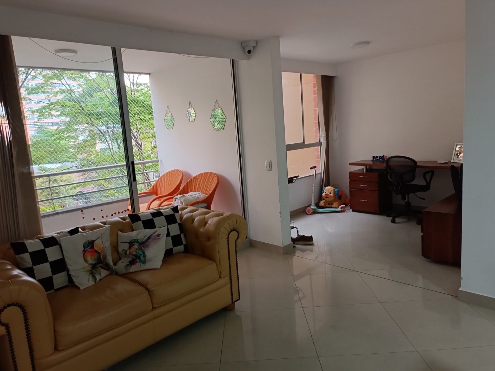Well-Located 3BR El Poblado Apartment – Walkable To Avenida El Poblado and A Five Minute Taxi To Entertainment
