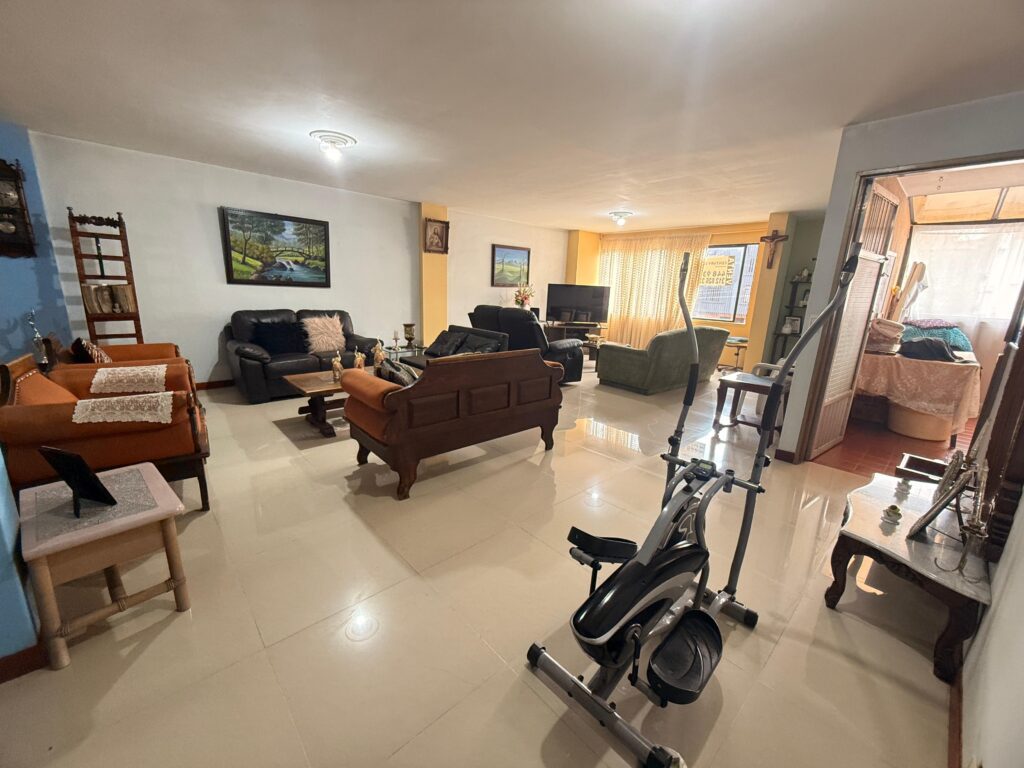 Spacious 3BR Laureles Apartment Located Along Avenida 33 – Perfect To Remodel