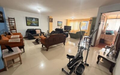 Spacious 3BR Laureles Apartment Located Along Avenida 33 – Perfect To Remodel