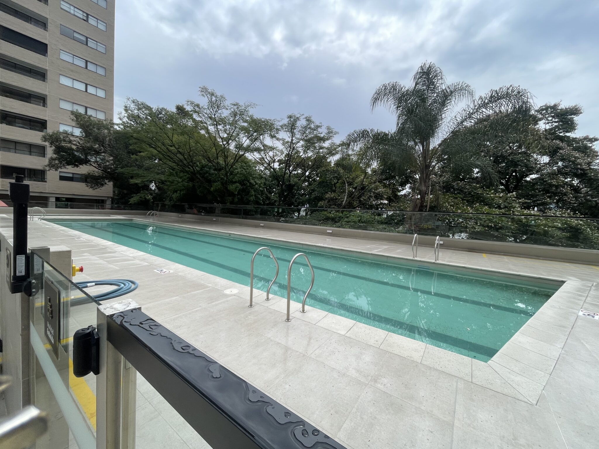 Like-New Three Bedroom El Poblado Apartment – Complete Amenities Including Rooftop Terrace and Swimming Pool