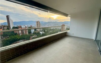 Sunset Views Over El Poblado – Stunning Three Bedroom Apartment With Open Concept Kitchen
