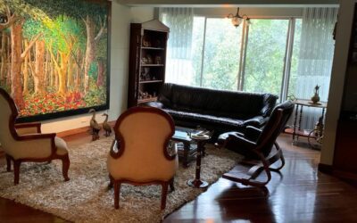 Steps From Provenza! 3BR Split-Level Apartment Walkable To Entertainment And Ready For An Upgrade