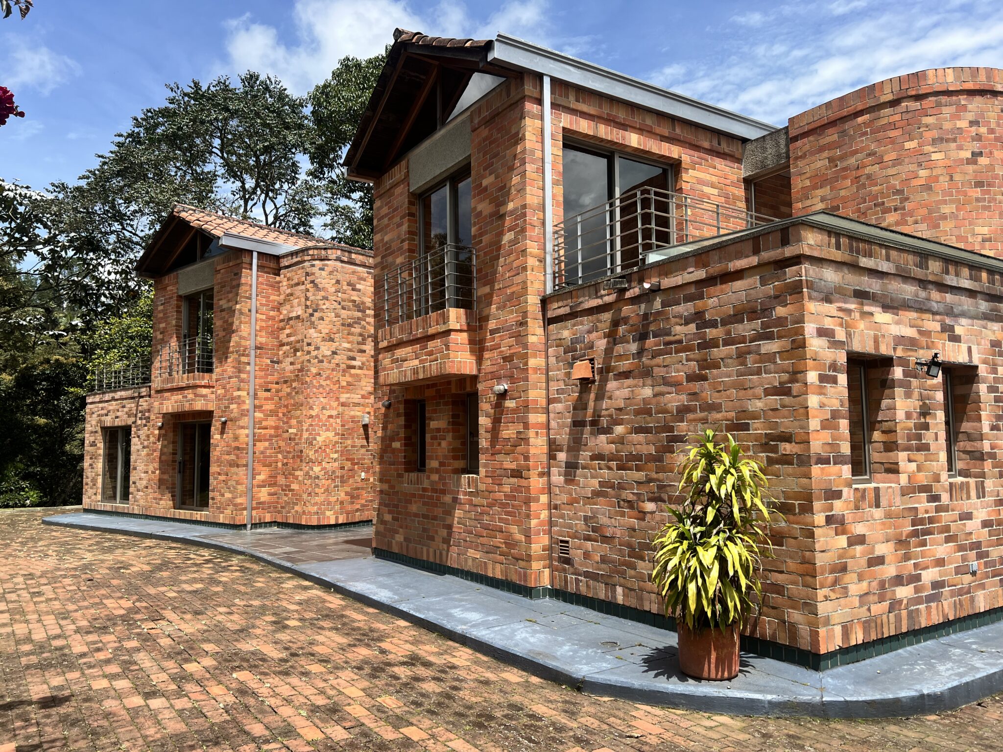 Luxury 3BR El Retiro Casa Campestre – High Quality Design and Construction With 2.69 Acre Lot