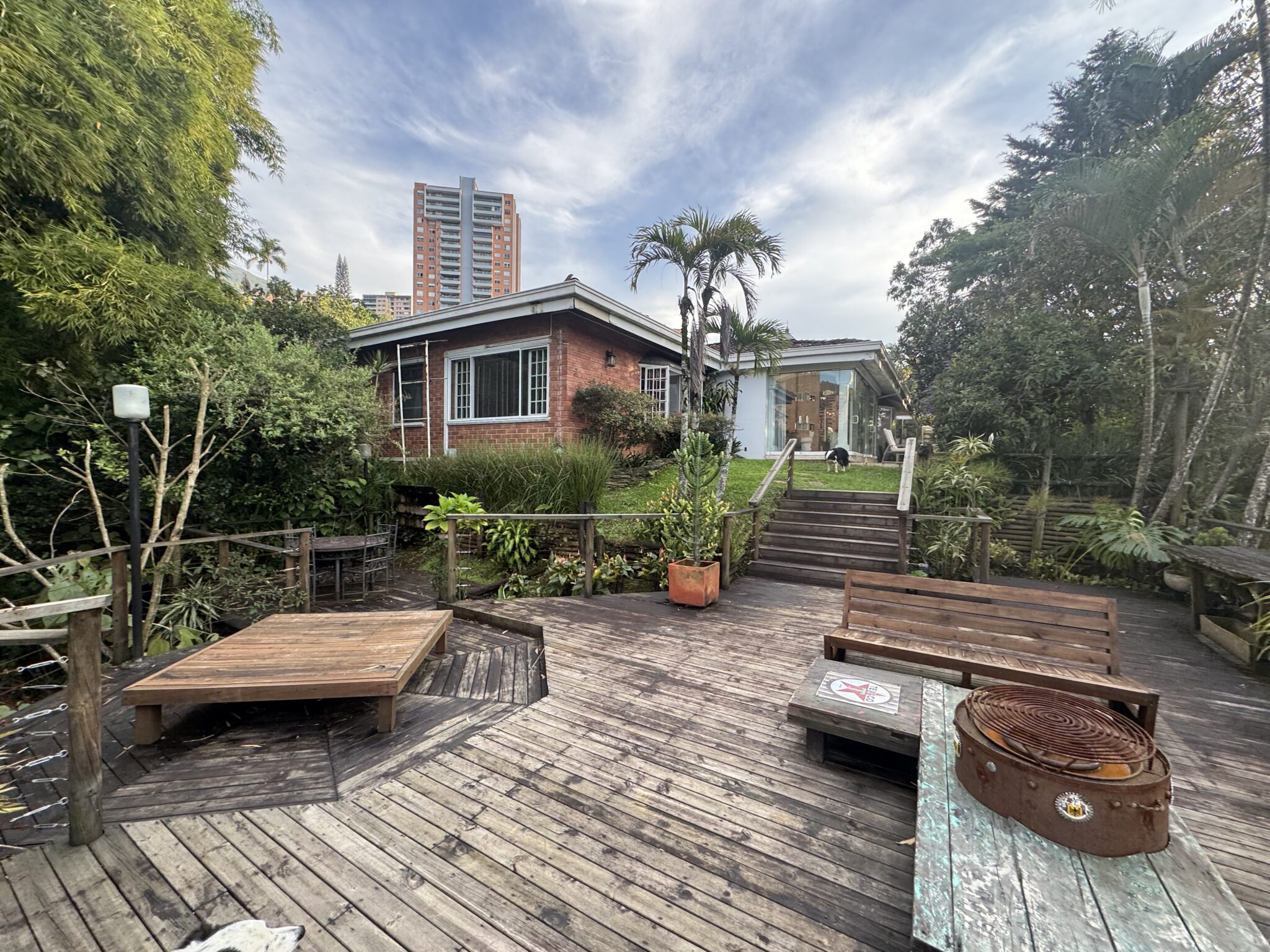 El Poblado Comfort – Stunning Two-Level House With Deck Spaces, Incredible Views, and El Tesoro Location