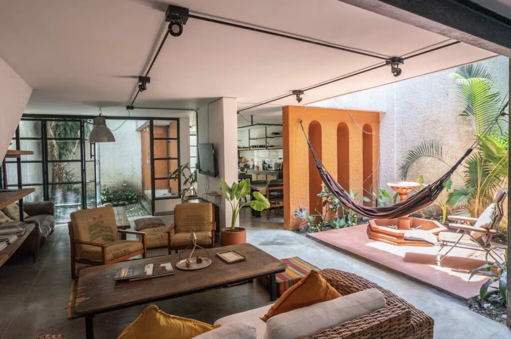 Independent House In Laureles – Two Seperate Properties With 8 Bedrooms In Total – Perfect For An Additional Income