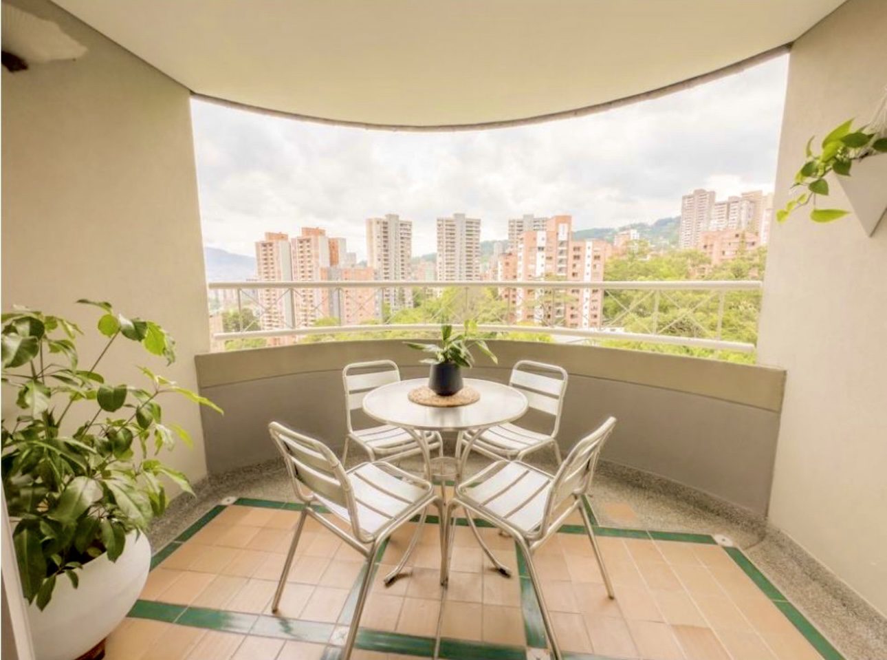 Spacious 4BR El Poblado Apartment With Great Access To El Tesoro Or Provenza