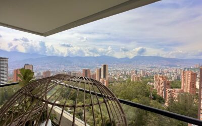 High-Floor, Turnkey 3BR El Poblado Apartment With Multiple Balconies – Just Steps To El Tesoro