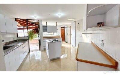title Spacious Laureles Penthouse With One Unit Per Floor and 360 Degree Views