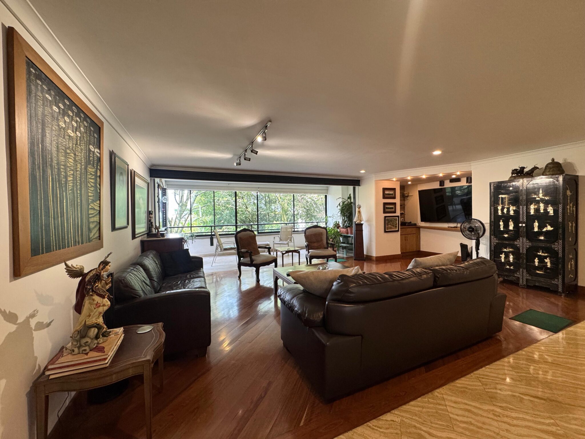 Spacious, Well-Located 3BR El Poblado Apartment With Hardwood Flooring and Green Views Spacious, Well-Located 3BR El Poblado Apartment With Hardwood Flooring and Green Views