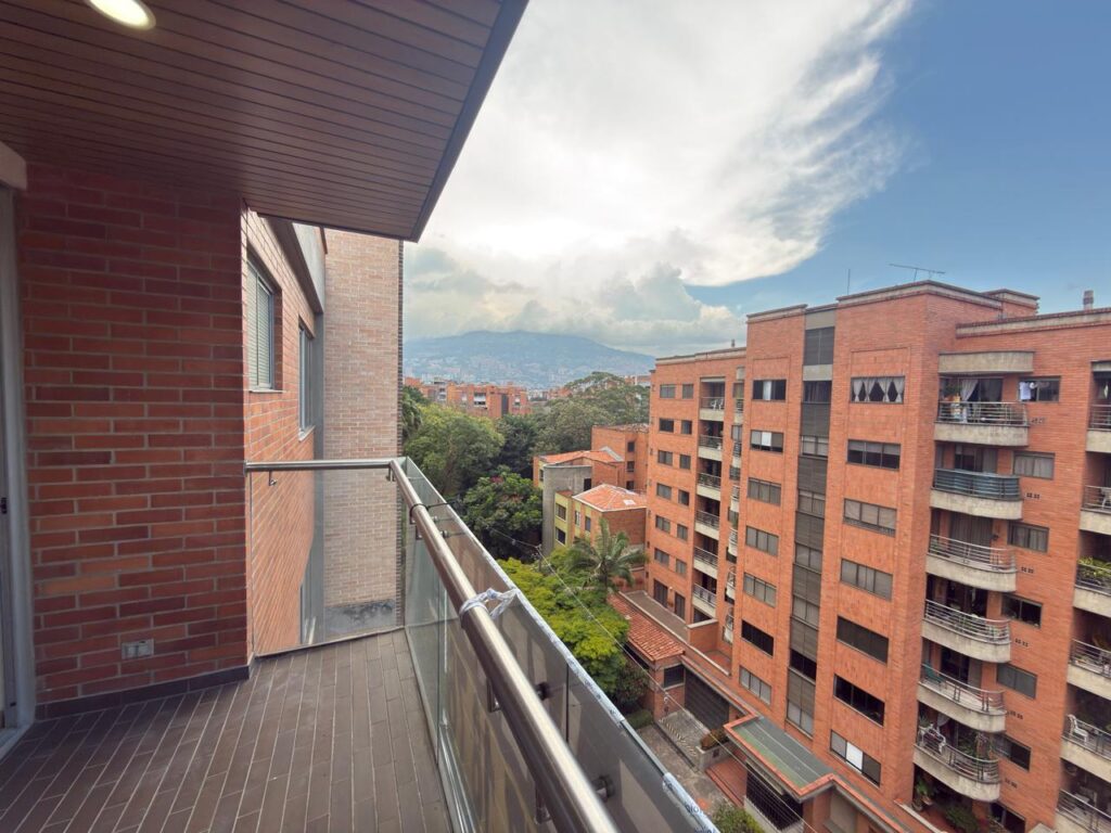 Affordable 3BR Laureles Penthouse With Rooftop Amenities and Strategic Location