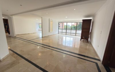 title Spacious 3BR Luxury Apartment with Private Elevator Access Near The Golden Mile