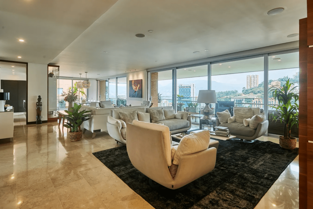 Price Reduced! Stunning Views Across Sizeable 406m2 El Poblado Apartment – Walkable To Provenza