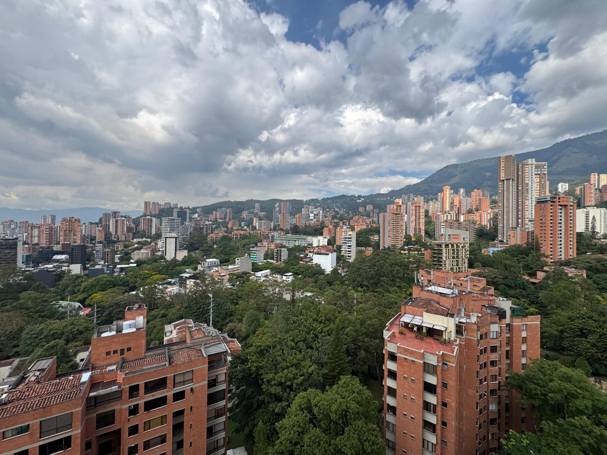 Spacious El Poblado 3BR Classic – Five Minutes From Provenza