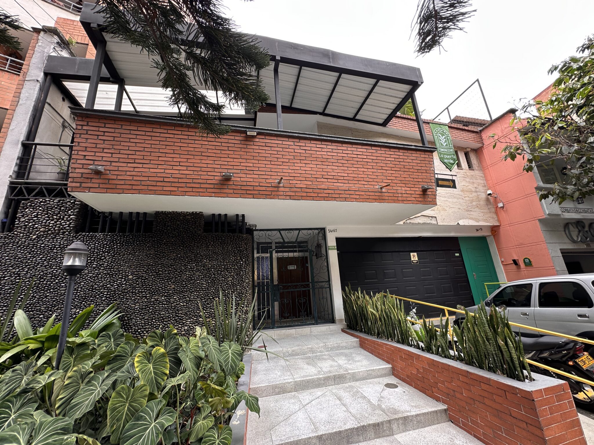 Massive Three Story Commercial Opportunity in Segundo Parque de Laureles