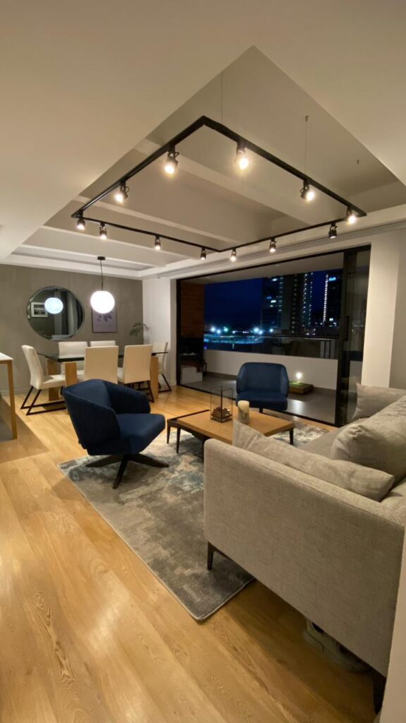 Remodeled Two Bedroom Apartment With Amenities Near El Tesoro