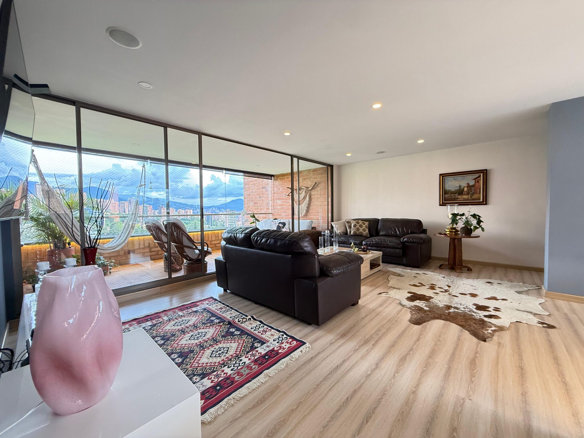 Bright High-Floor Apartment with Scenic Views in El Poblado Bright High-Floor Apartment with Scenic Views in El Poblado
